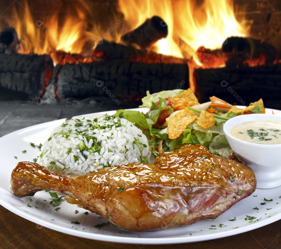 Arroz com salada e frango assado salada
