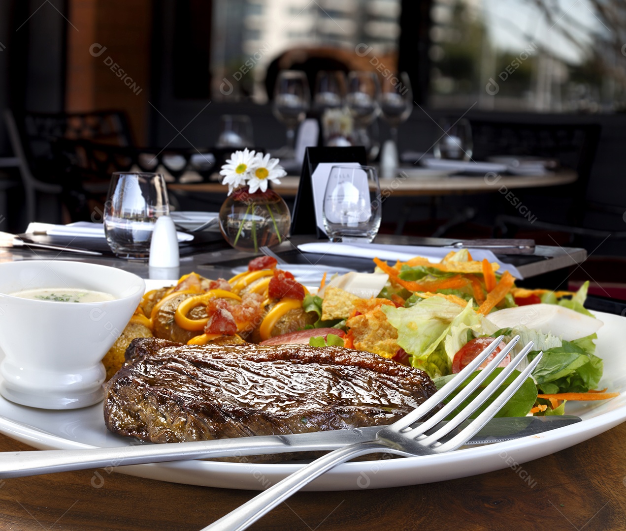 Carne assada com salada e molho