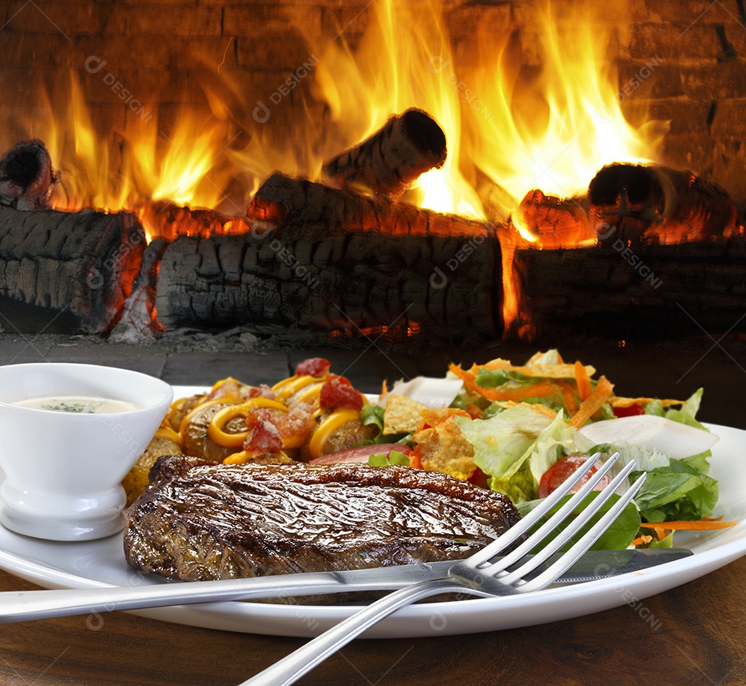 Carne assada com salada e molho