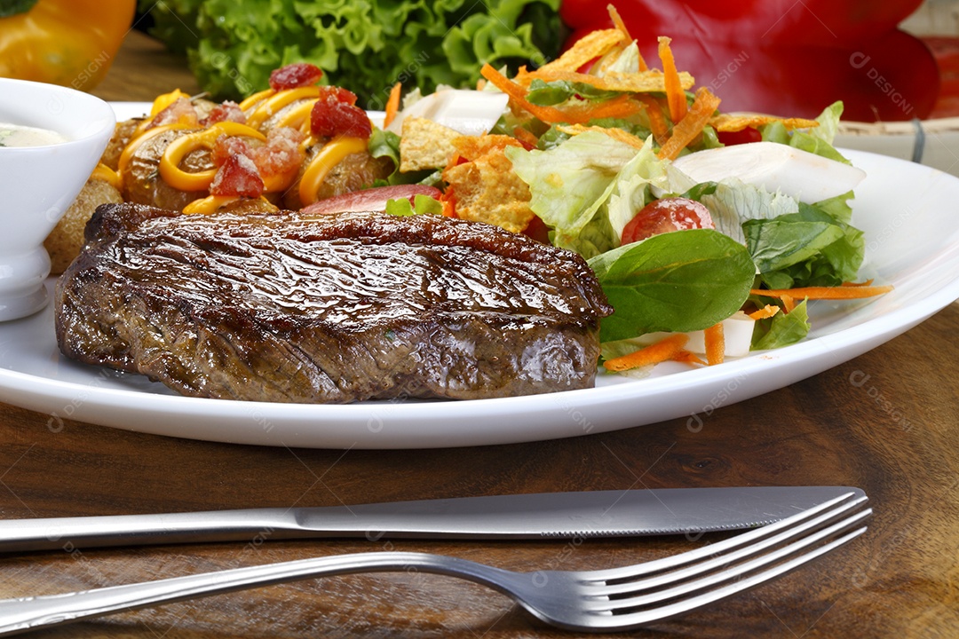 Carne assada com salada e molho