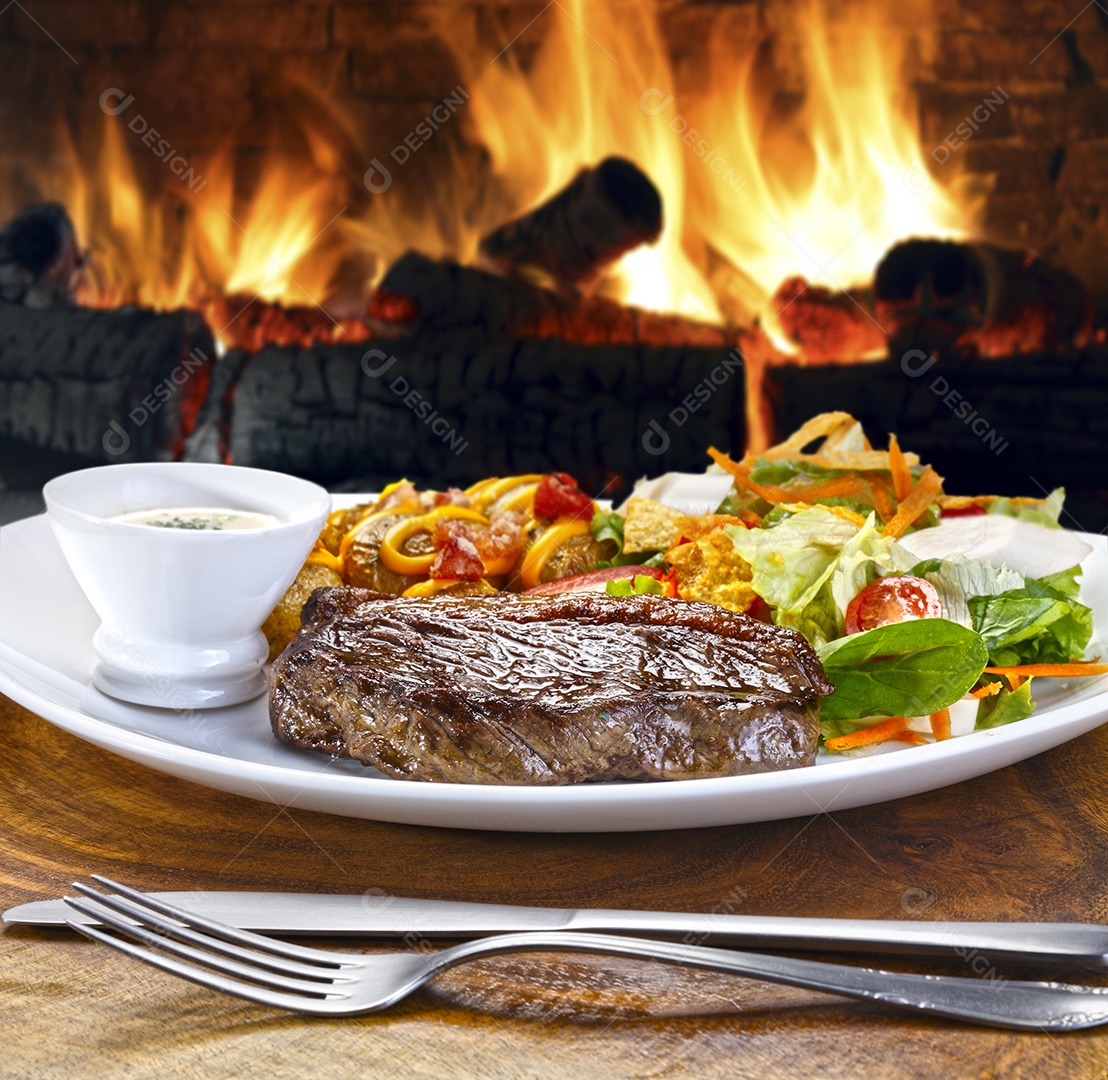 Carne assada com salada e molho