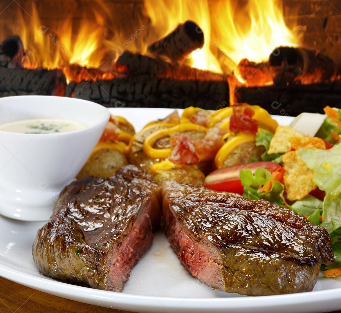 Carne grelhada com salada deliciosa