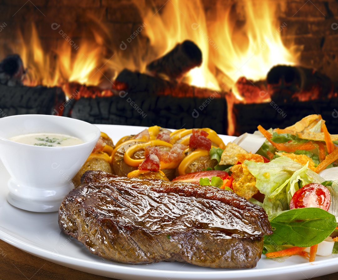 Carne grelhada com salada deliciosa