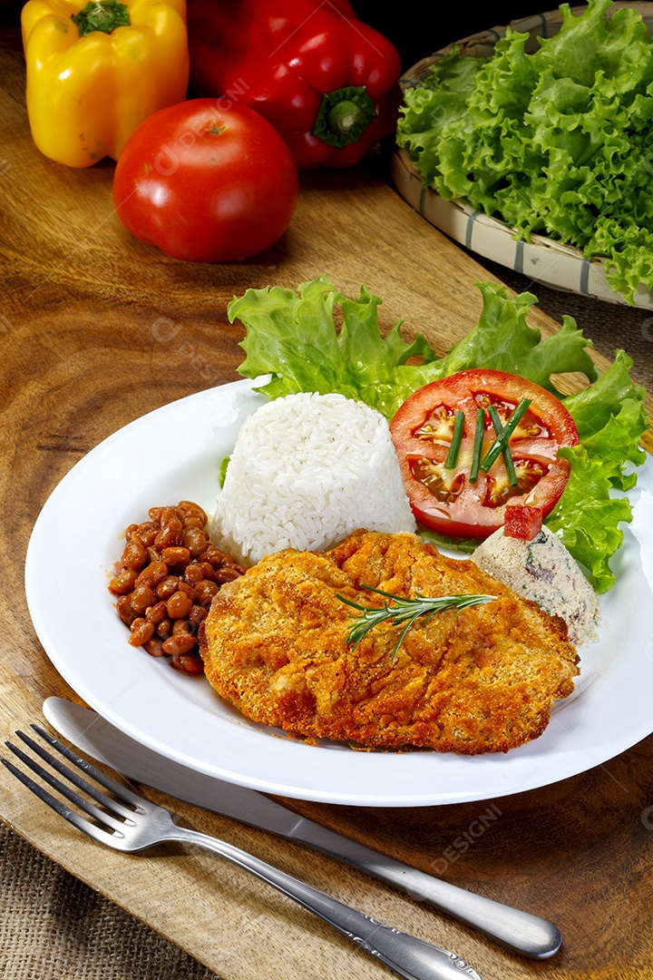 Bife á milanesa com salada arroz e feijão