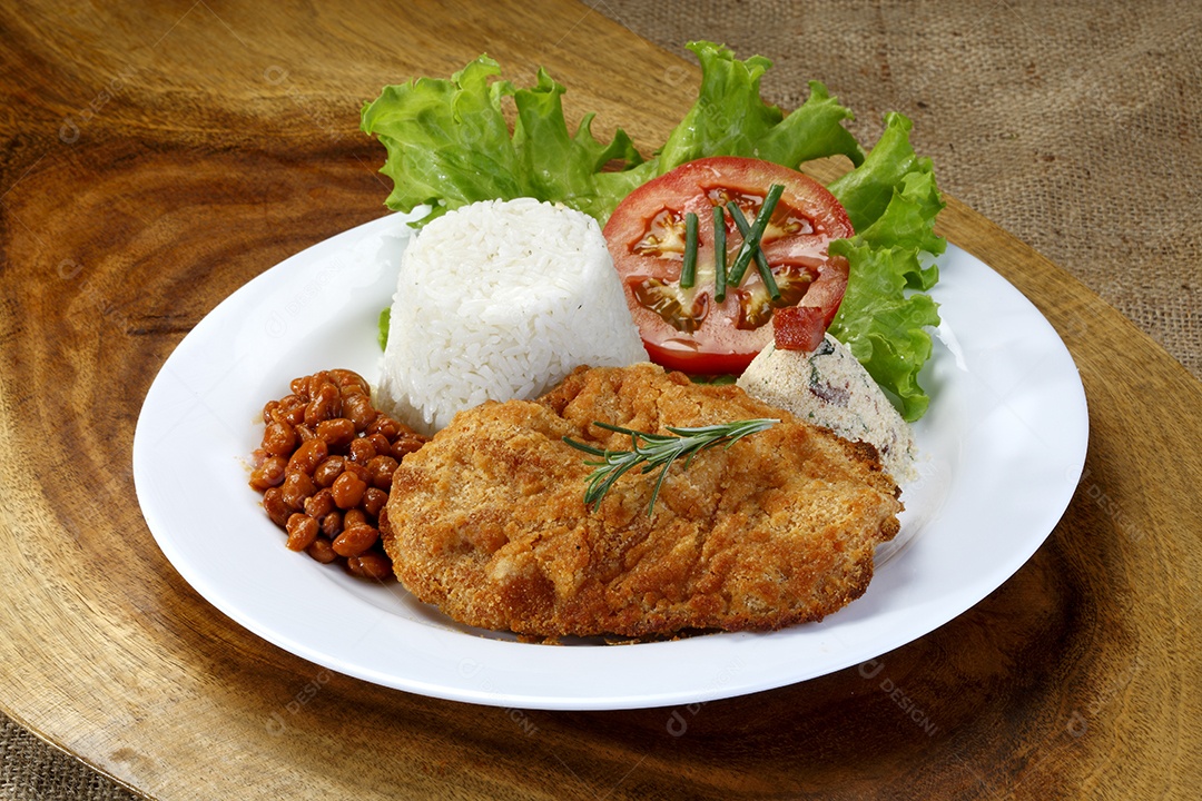 Bife á milanesa com salada arroz e feijão