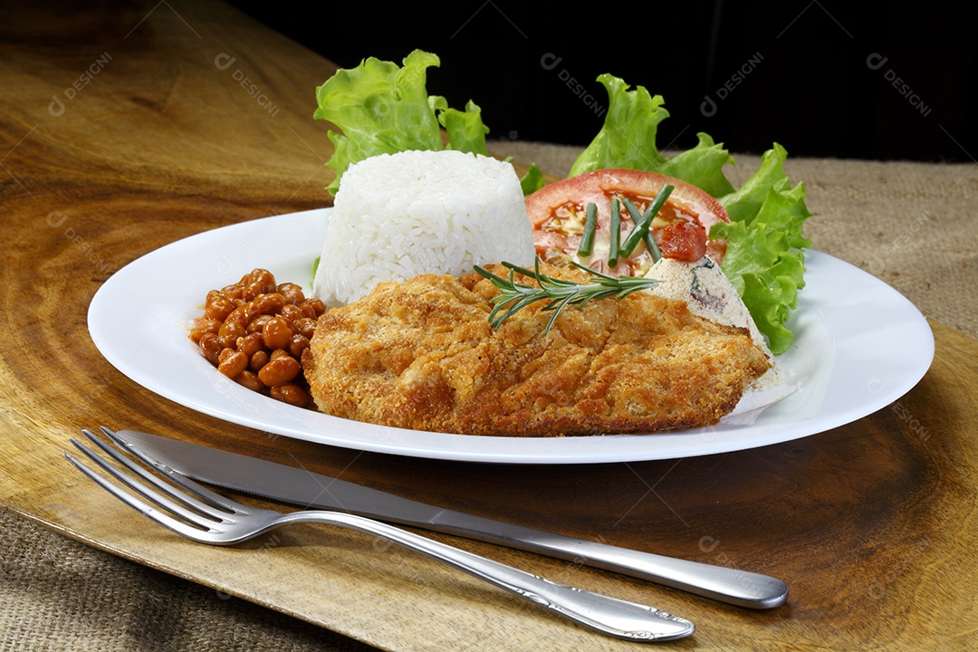 Bife á milanesa com salada arroz e feijão