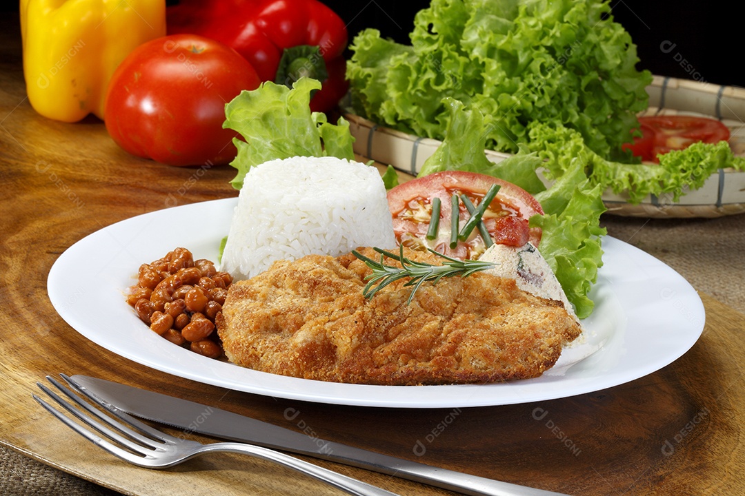 Bife á milanesa com salada arroz e feijão