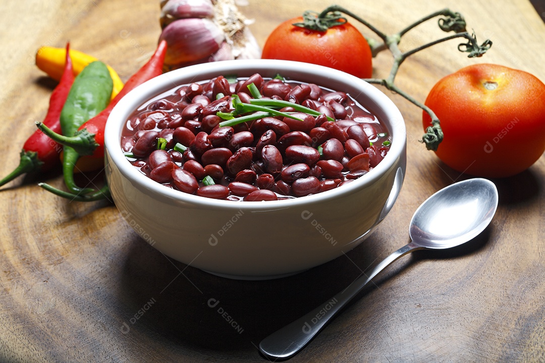 Tigela com feijão cozido e ingredientes ao lado