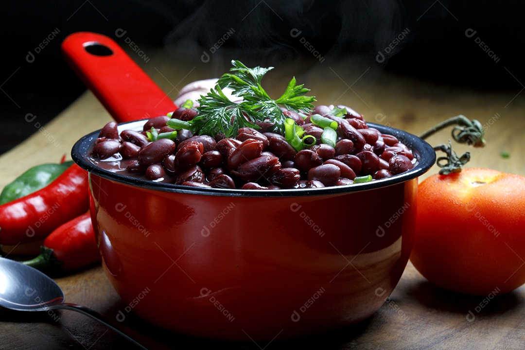 Panela com feijão de caldo