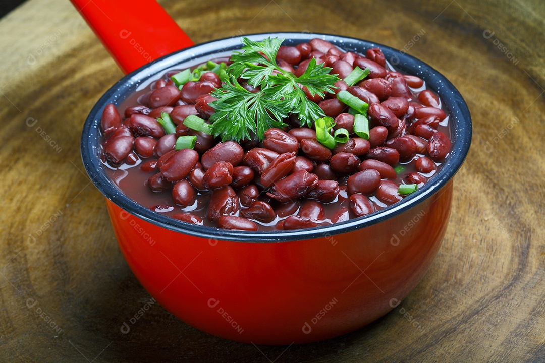 Tigela com feijão cozido e cheiro verde