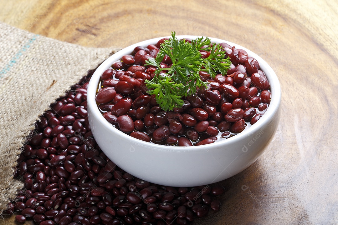 Tigela com feijão cozido com cheiro verde