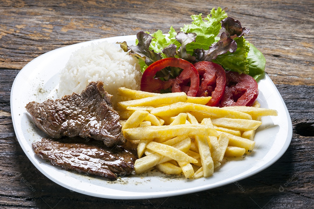 Carne grelhada com guarnições