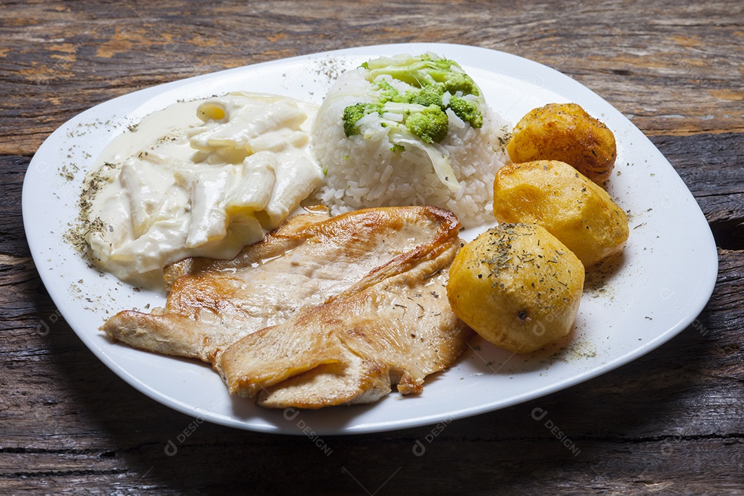 Carne grelhada com guarnições