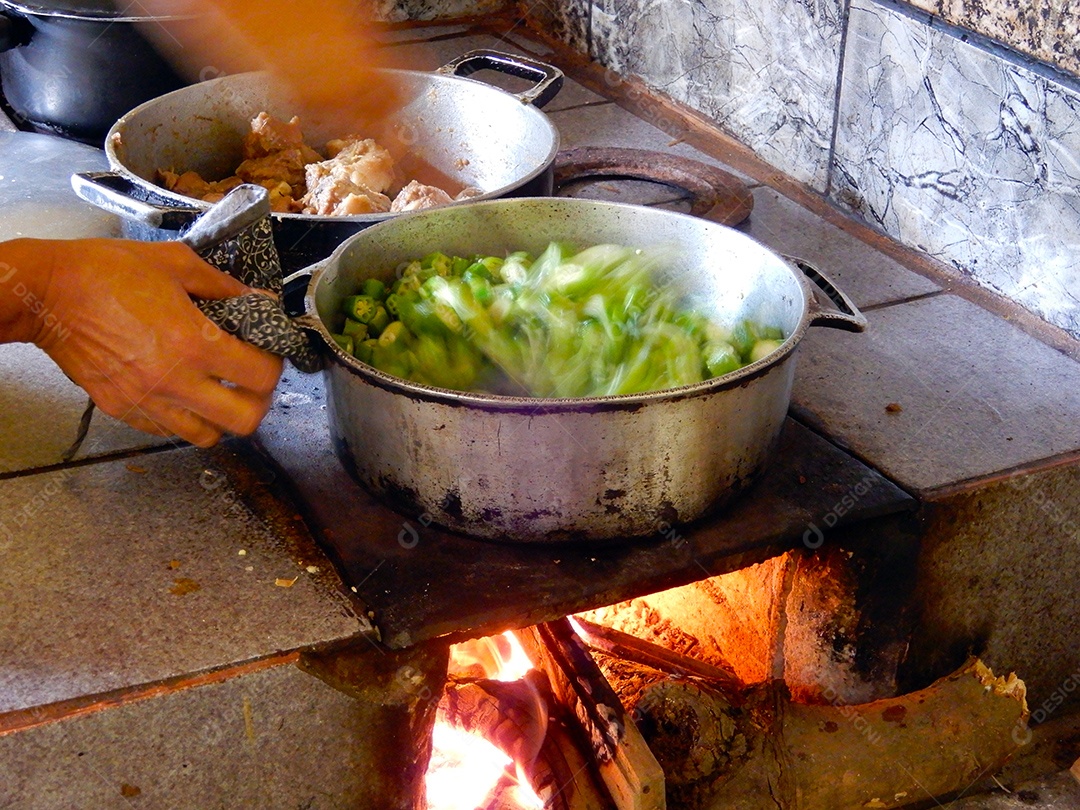 Cozinhando quiabo no fogão a lenha