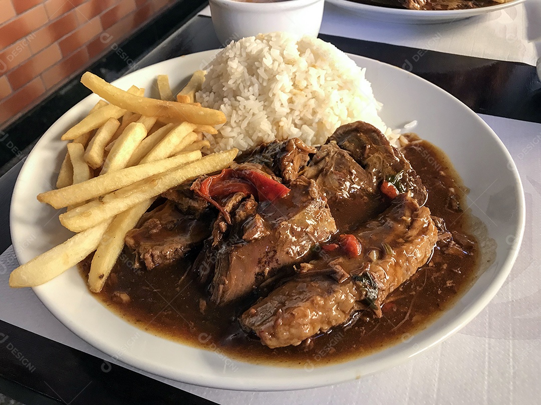 Arroz com carne ao molho batata frita