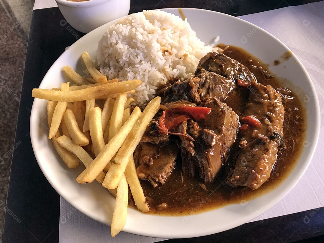 Arroz com batatas carne ao molho