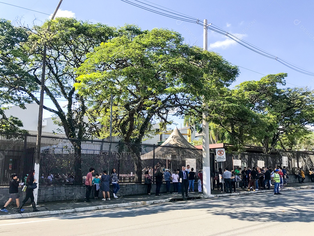 Brasileiros no consulado geral dos Estados Unidos solicitando visto