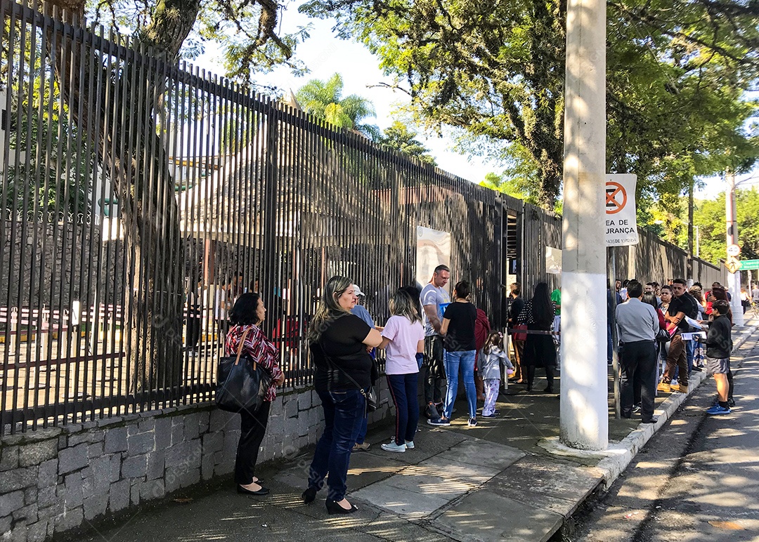 Brasileiros no consulado geral dos Estados Unidos solicitando visto