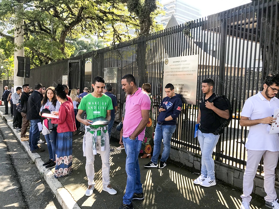 Brasileiros no consulado geral dos Estados Unidos solicitando visto