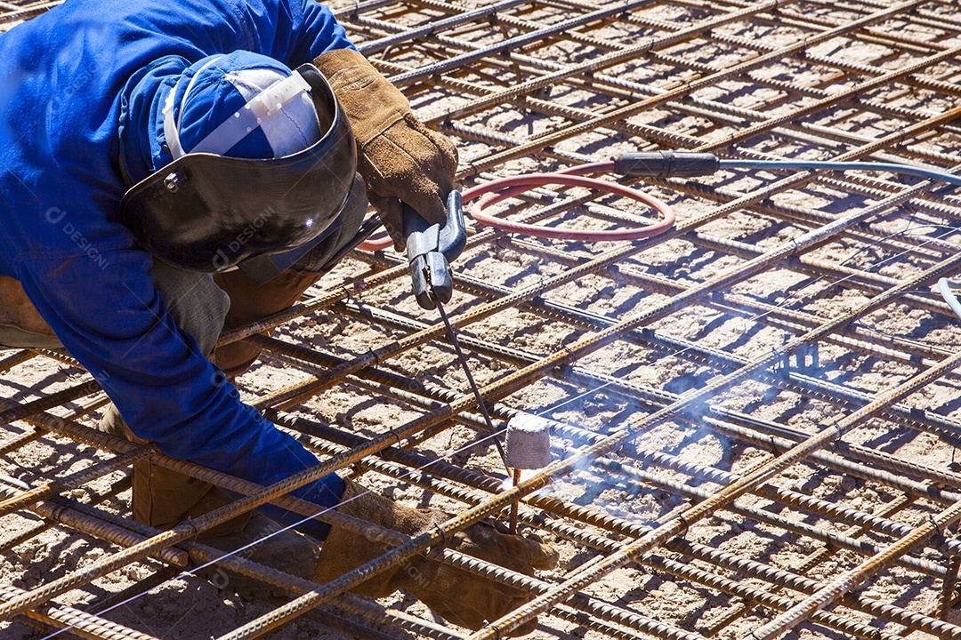Soldagem de fundação para construção