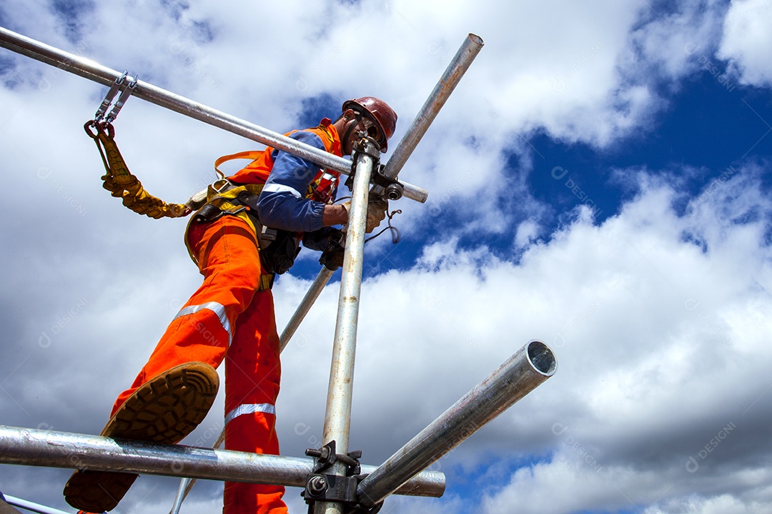 Trabalhadores da construção civil em um andaime
