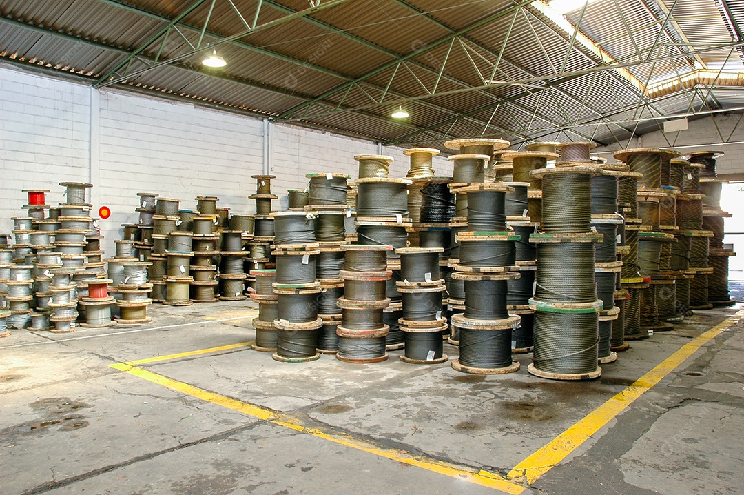 Grandes carretéis de cabo estocados na loja