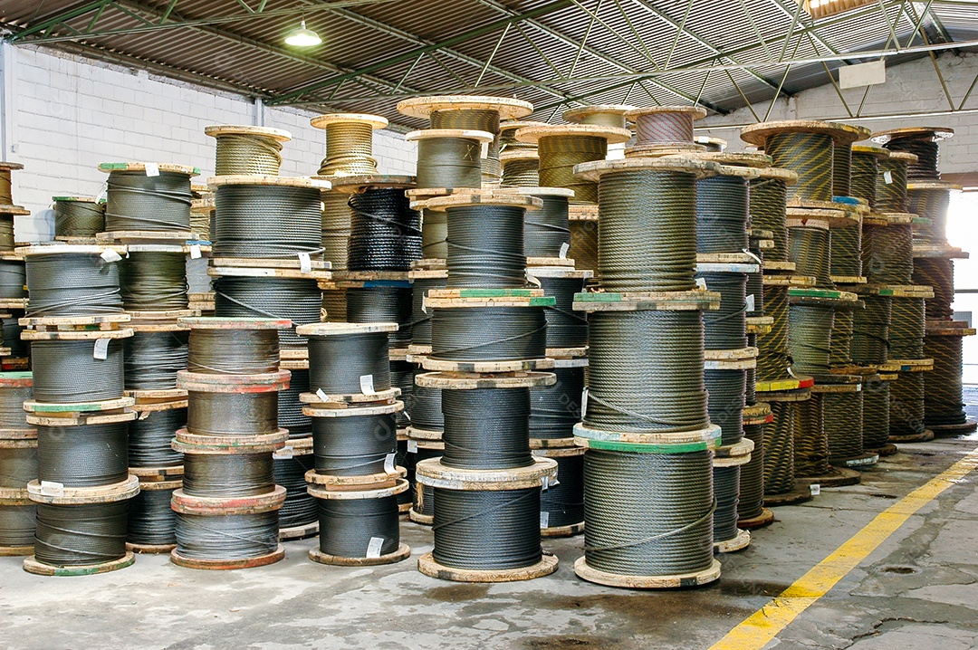 Grandes carretéis de cabo estocados na loja