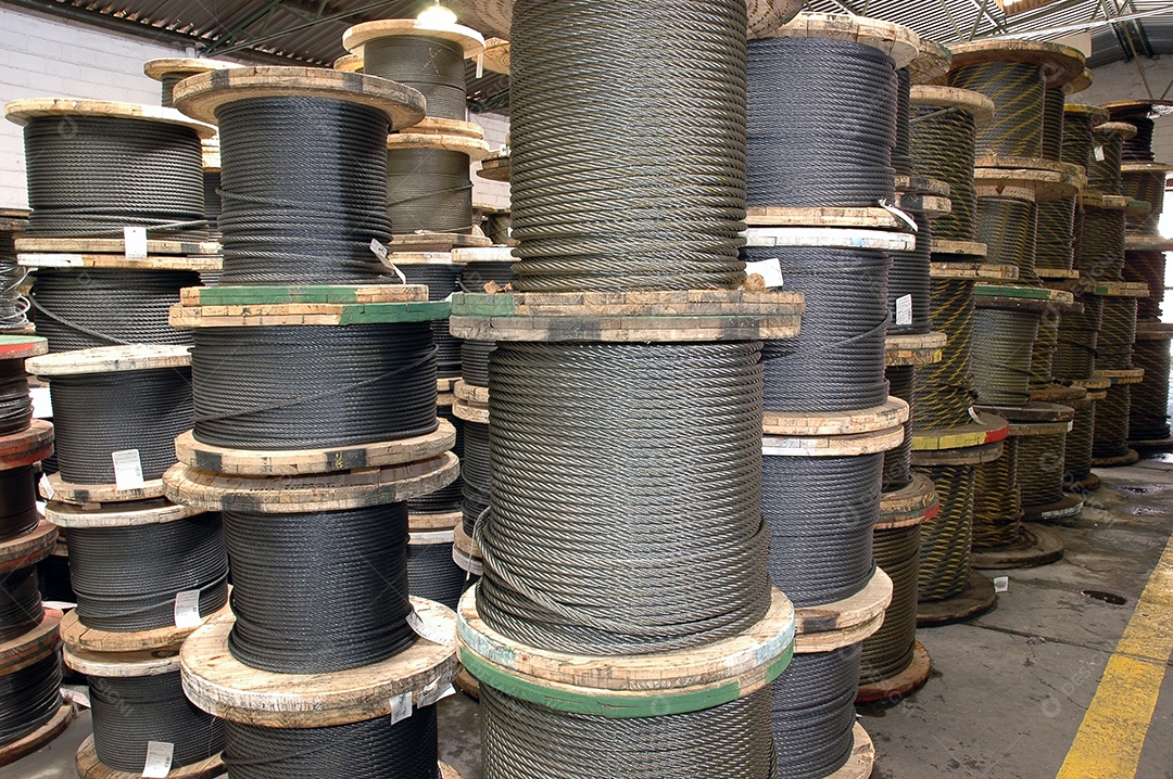 Grandes carretéis de cabo estocados na loja