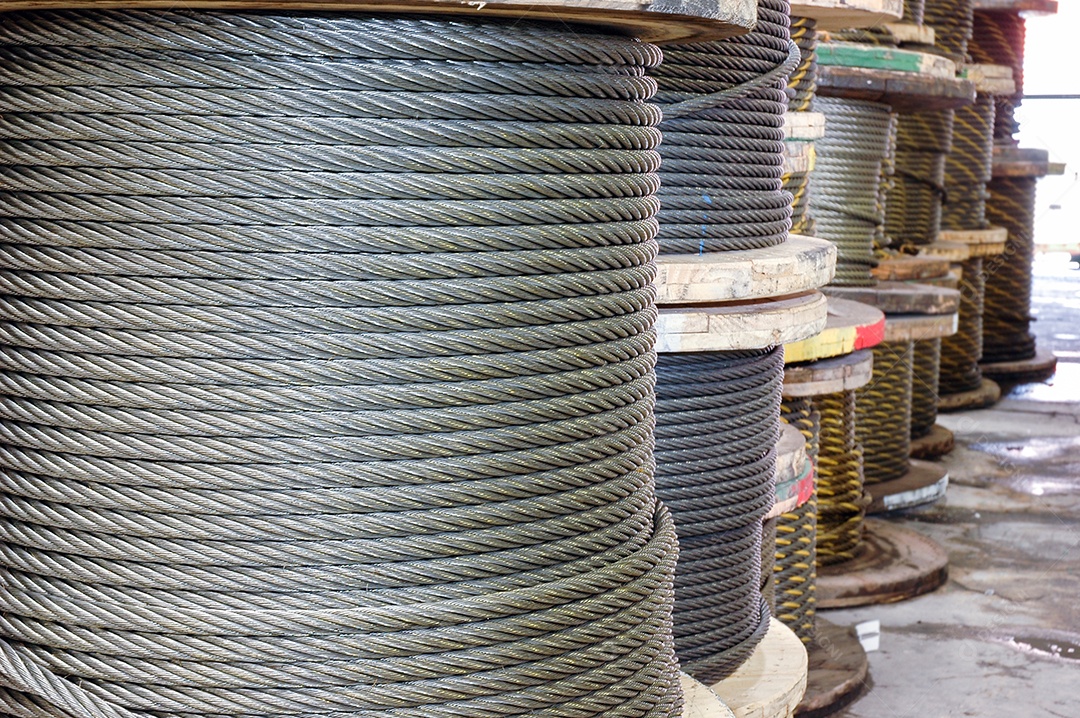 Grandes bobinas de cabo estocadas na loja