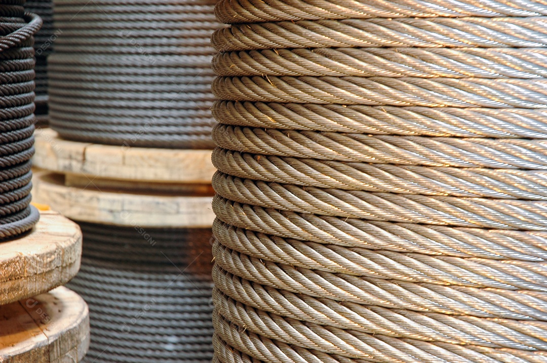 Grandes carretéis de cabo estocados na loja