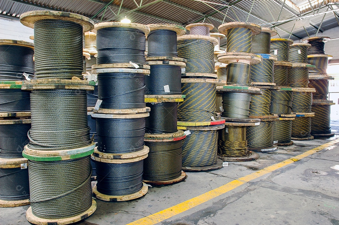 Grandes carretéis de cabo estocados na loja