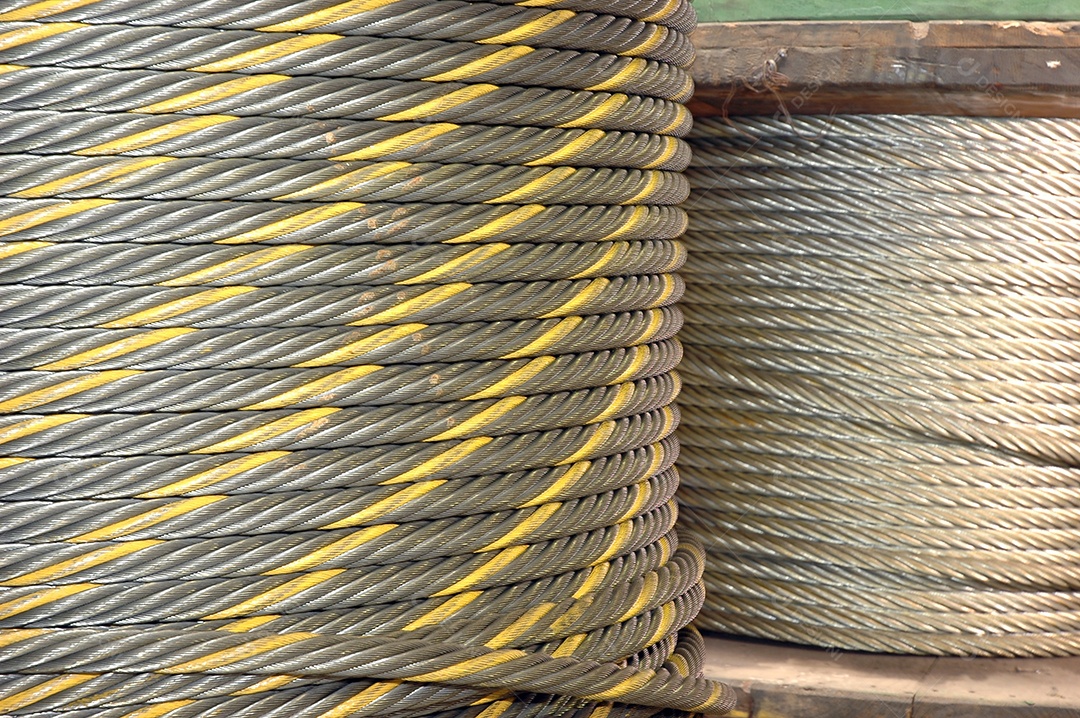 Grandes carretéis de cabo estocados na loja