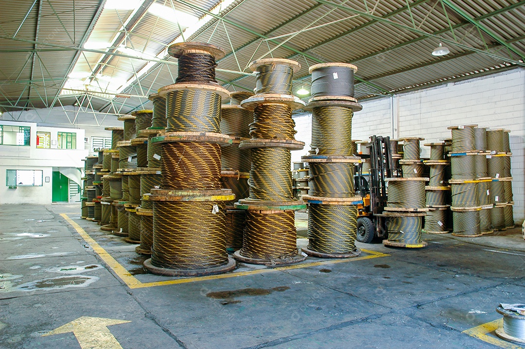 Grandes carretéis de cabo estocados na loja