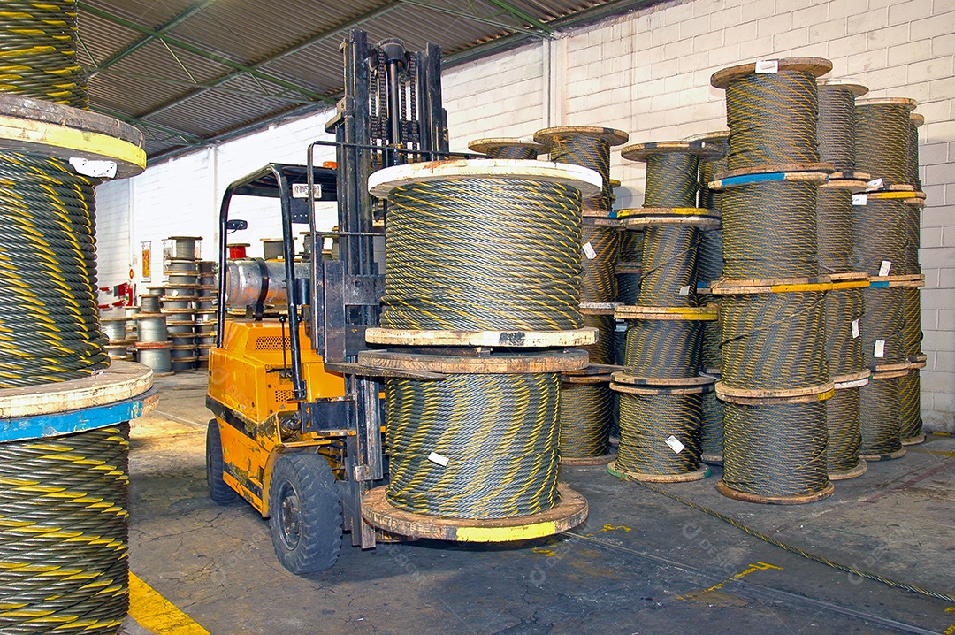 Grandes carretéis de cabo estocados na loja