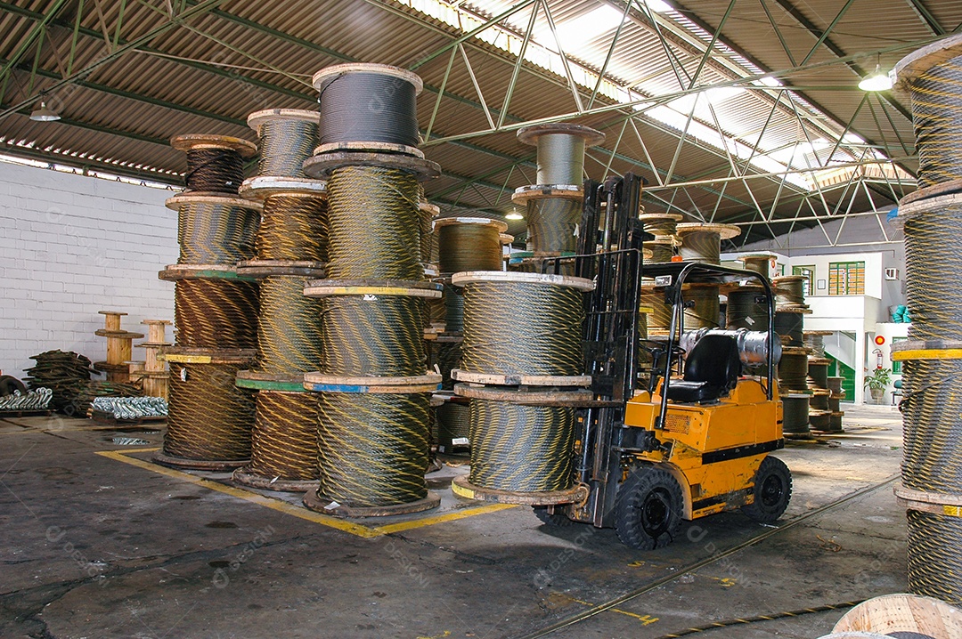 Grandes carretéis de cabo estocados na loja