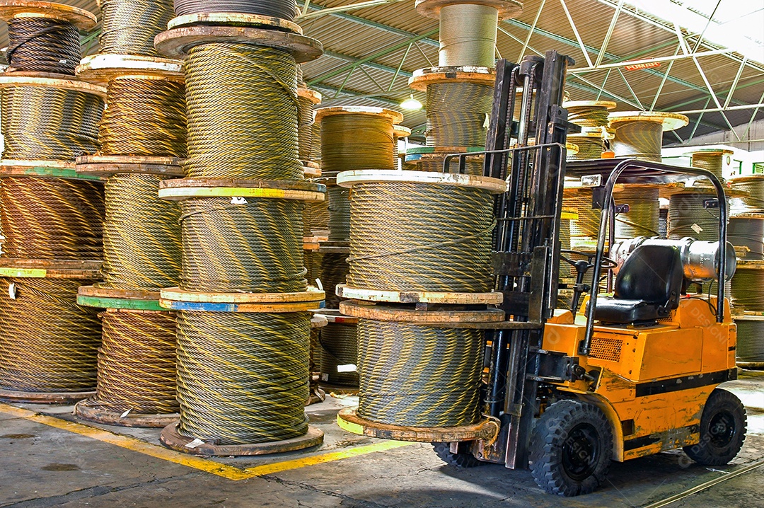 Grandes carretéis de cabo estocados na loja