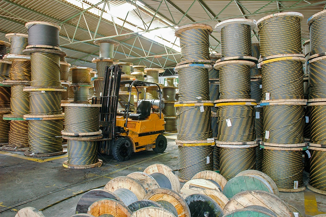 Grandes carretéis de cabo estocados na loja