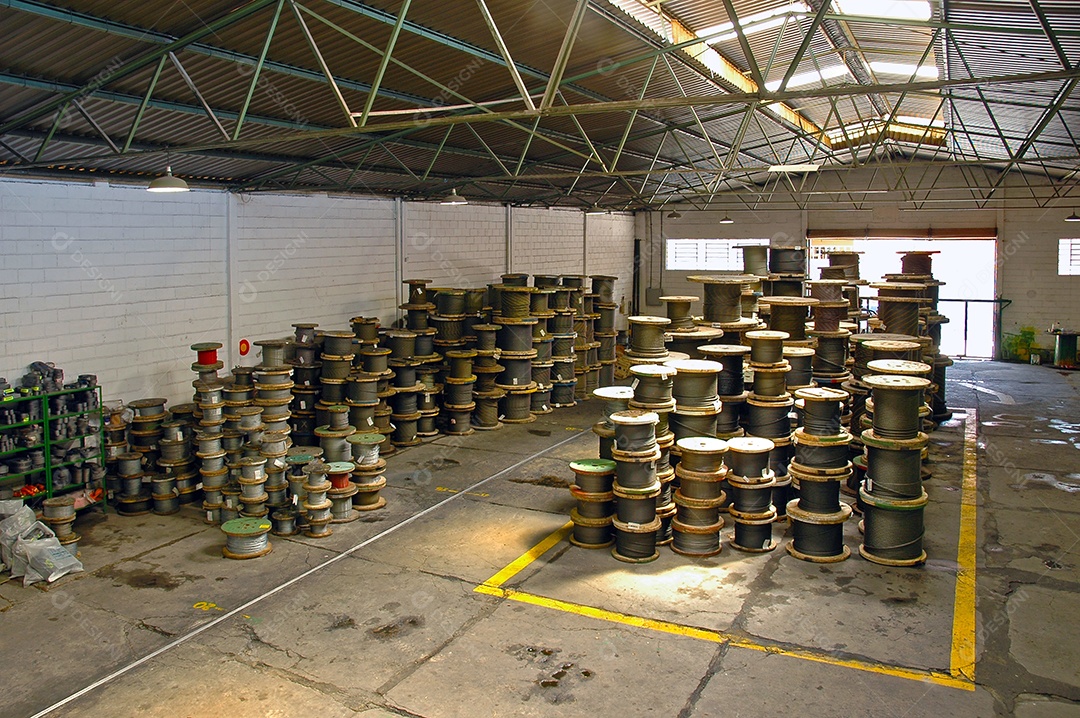 Grandes carretéis de cabo estocados na loja