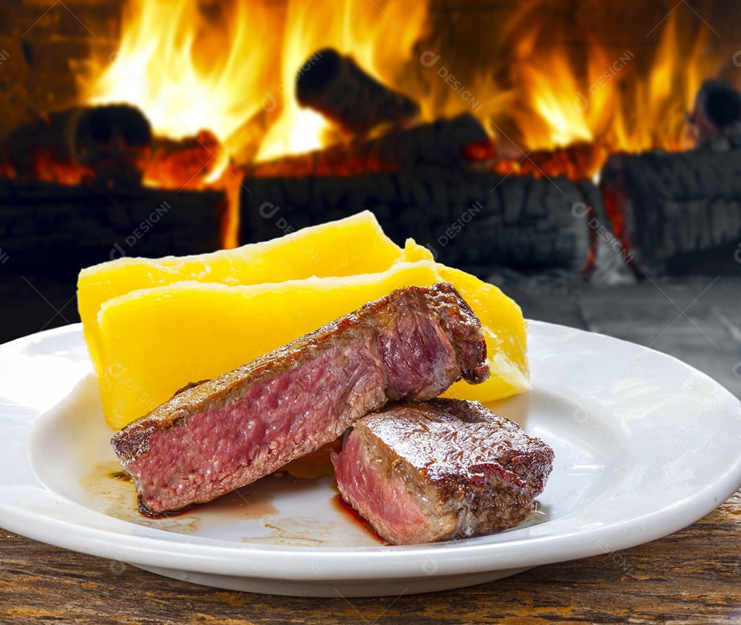 Delicioso bife com mandioca