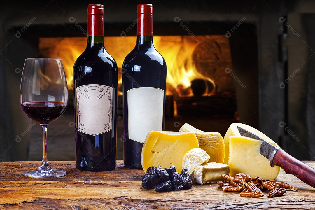 Vinho tinto com queijo sobre tábua de madeira