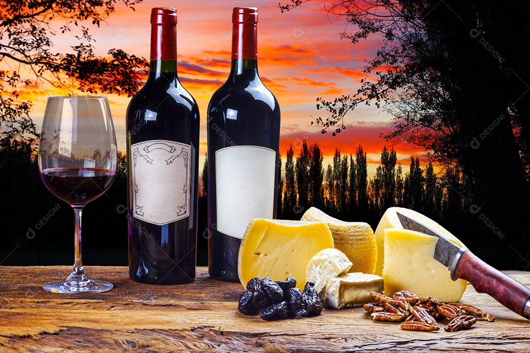 Vinho tinto com queijo sobre tábua de madeira