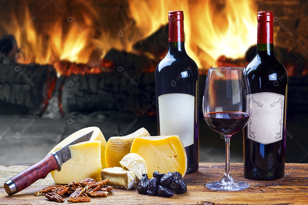 Vinho tinto com queijo sobre tábua de madeira