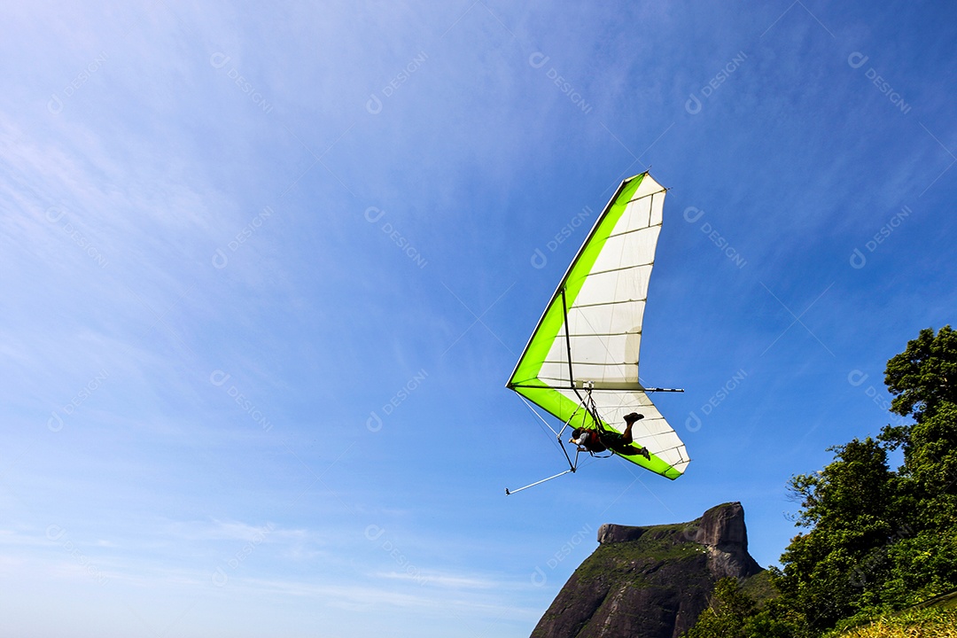 Voo livre de asa delta montanhas