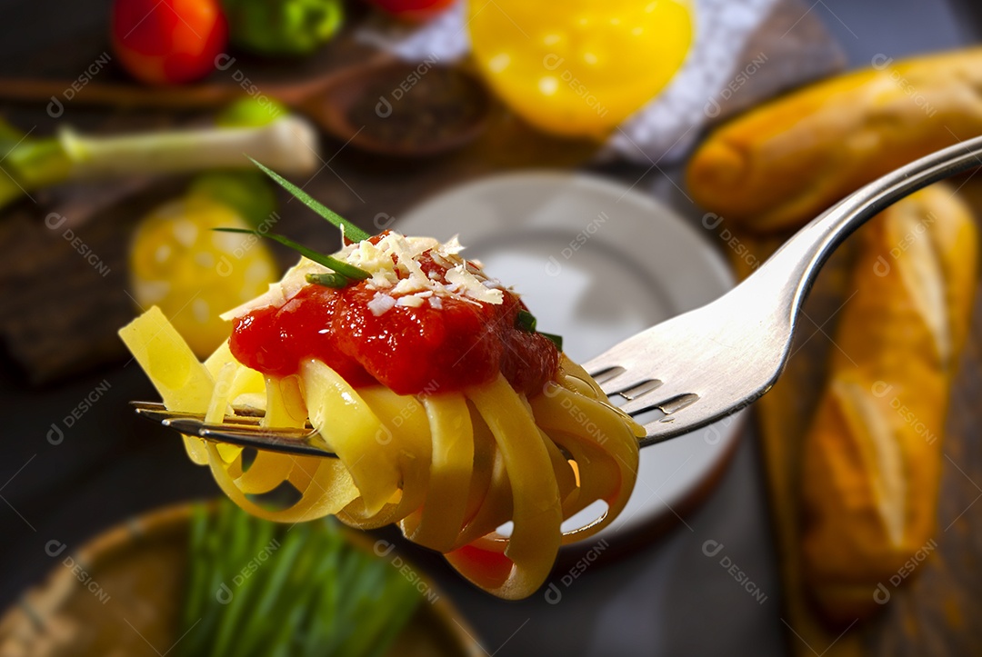 Massa cozido com molho de tomate e toque de queijo