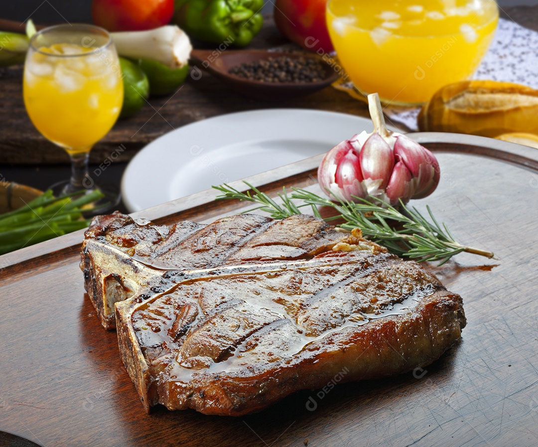 Bife de carne bovina grelhado t bone