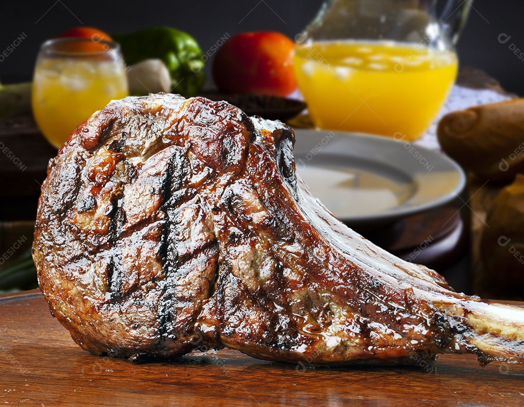 Bifes de Tomahawk grelhados na hora com salada batata frita