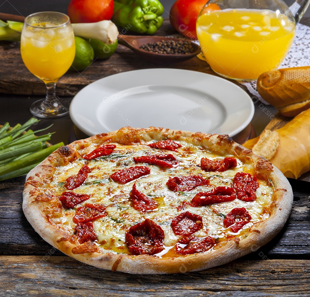 Pizza de queijo com tomates murcho