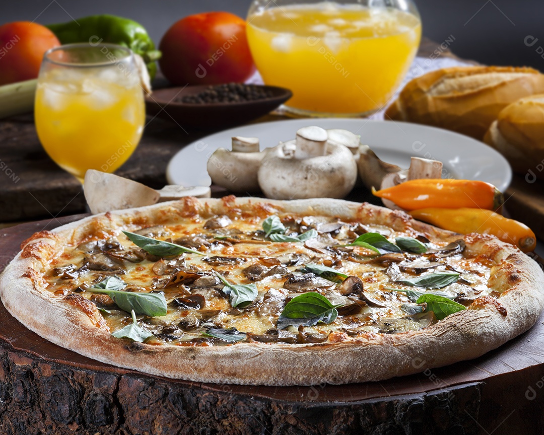 Pizza de cogumelo com queijo e folhas