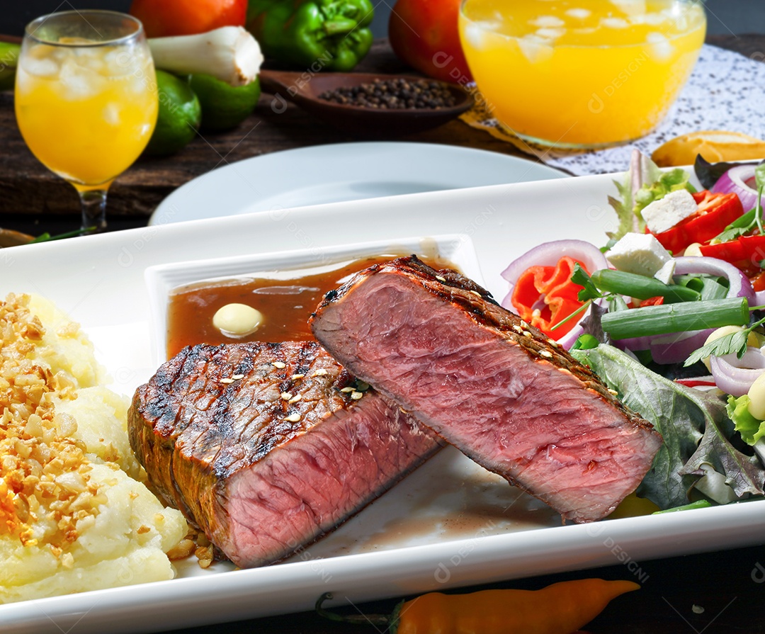 Carne grelhada ao molho com salada