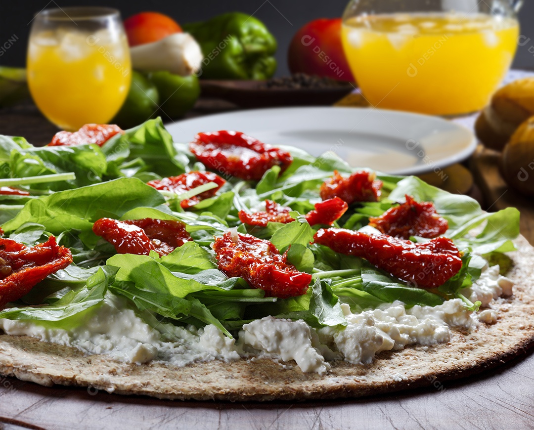 Pizza de farinha de trigo integral e rúcula